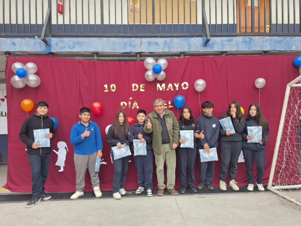 RECONOCIMIENTO A ESTUDIANTES EN EL DÍA DEL ESTUDIANTE Escuela